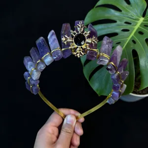 Primo piano dei dettagli del cerchietto corona di cristallo con grappoli viola e filo.