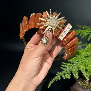 Diadema corona de cristal natural con piedra naranja y detalle colgante de diosa del sol para mujer.