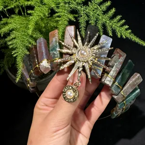 Primer plano detallado de una diadema de corona de cristal natural con colgante de sol.