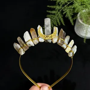 Nahaufnahme des Kristall Diadem Haarreifs mit goldenem Mond und Draht verwickelten Steinen.