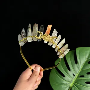 Serre-tête couronne en cristal naturel avec 11 pointes brutes et détail doré triple lune pour femmes.