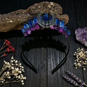 Vue détaillée du serre-tête croissant de lune en cristal avec quartz à dégradé bleu et argent.