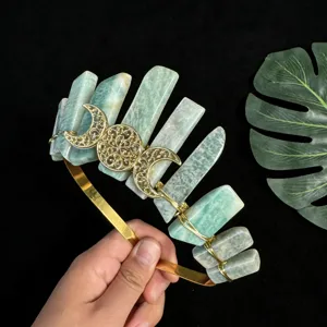 Détail du diadème en cristal naturel avec des piliers de pierre verte et des breloques de lune.
