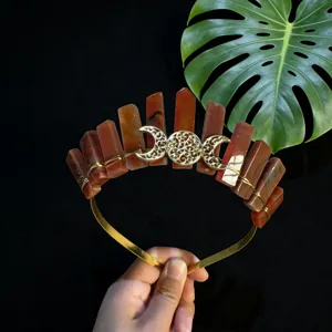 Diademe en cristal avec pierres rouges et accessoire lune triple dore pour femmes.