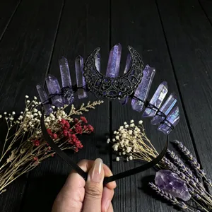 Gros plan détaillé du serre-tête couronne de lune en cristal noir gothique et quartz mauve.