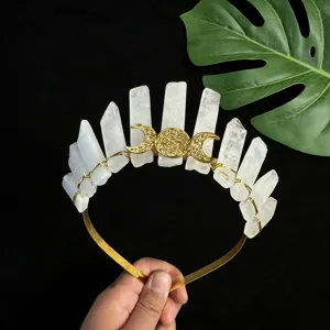Serre-tête couronne en cristal avec 11 pierres de quartz blanc et des symboles de lune dorés.