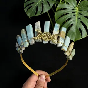 Détail de serre-tête couronne en cristal naturel, tiare de pierres brutes triple lune or.