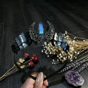 Serre-tête couronne en cristal gothique avec lune creuse, accessoire de cheveux esthétique sombre.