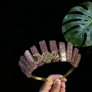 Serre-tête couronne en cristal naturel fait main avec accessoire lune triple doré chic.