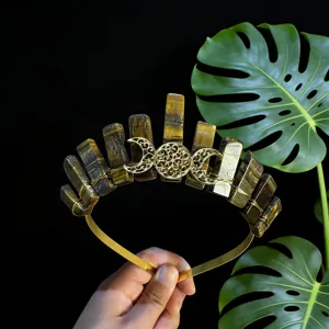 Gros plan détaillé de la magnifique couronne en cristal naturel avec lune dorée et pierres brutes.