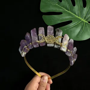 Couronne de cristaux avec pierres violettes et lune triple doree detail pour photo de femme.