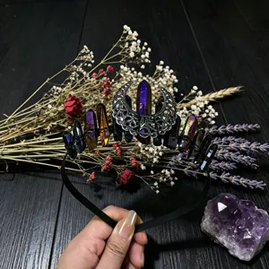 Diadème bandeau en cristal gothique avec lune creuse et quartz iridescent pour accessoires photo.