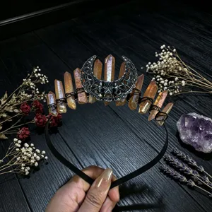 Vue détaillée du serre-tête couronne en cristal brut et pendentif lune en métal argenté.