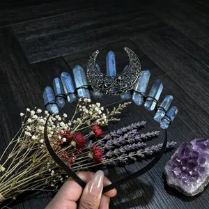 Vue détaillée du serre-tête couronne en cristal naturel avec un design de lune creuse.