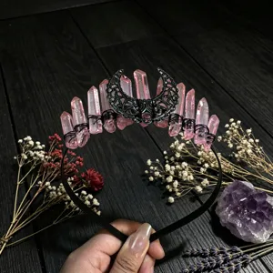 Vue détaillée du serre-tête lune en cristal, idéal pour esthétique gothique et accessoires photo.