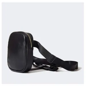 Gros-plan sur les details du sac de cuisse noir multifonctionnel a sangle ajustable.