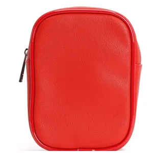 Détail de pochette zippée en cuir PU rouge, mini sac de rangement cosmétique portable pour femme.