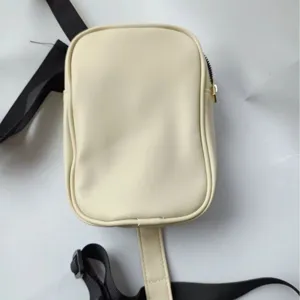 Sac banane mini blanc cassé minimaliste pour femme avec sangle réglable élégant