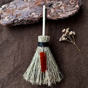 Mini scopa da strega ciondolo auto con pietra di cristallo rosso decorazione besom Wicca.