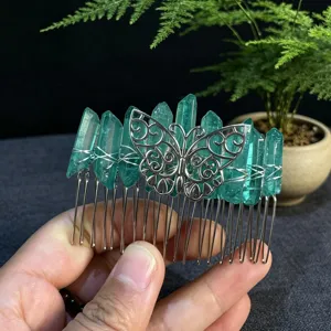 Peigne à cheveux en cristal vert fait main avec papillon argenté pour belles coiffures.