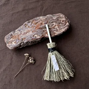 Mini scopa da strega Wicca da appendere con ciondolo di cristallo per decorazione auto