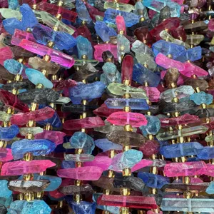 Primo piano dettagliato di fili di perle di cristallo grezzo colorato per bigiotteria.