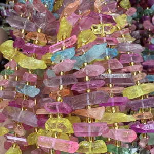 Primo piano dettagliato di fili di perle in pietra grezza di cristallo irregolare colorato.