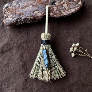 Vista dettagliata del mini ciondolo scopa di strega Wicca con pietra di cristallo e decorazione.