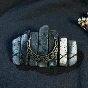 Dettaglio del fermaglio per capelli in cristallo naturale con ornamento lunare.