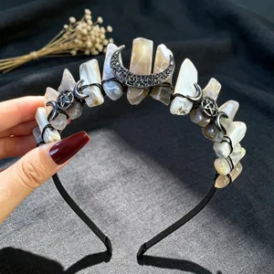 Diadema de corona de cristal natural con alambre negro y luna, ideal para festivales y estilo gótico.