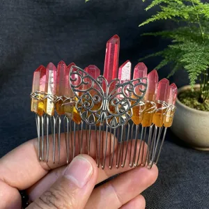 Gros plan d'un peigne à cheveux en cristal fait main avec cristaux rouges et papillon argenté.