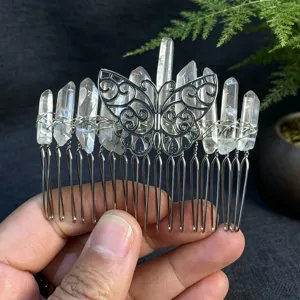 Gros plan détaillé du peigne à cheveux papillon en cristal naturel et alliage, fil tressé main.