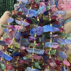 Primo piano dettagliato di fili di perle in fluorite di cristallo irregolare per gioielli.