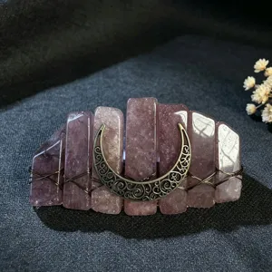 Dettaglio fermaglio capelli cristallo con pietra viola e motivo luna in bronzo antico.
