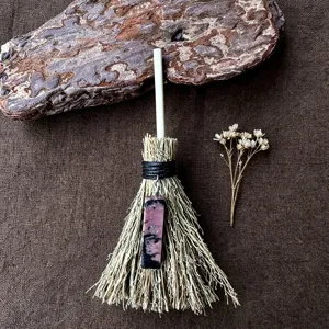 Mini scopa da strega ciondolo per auto con pietra di cristallo naturale amuleto Wicca
