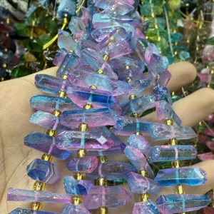 Primo piano di perle di cristallo fluorite colorata con distanziatori dorati per gioielli.