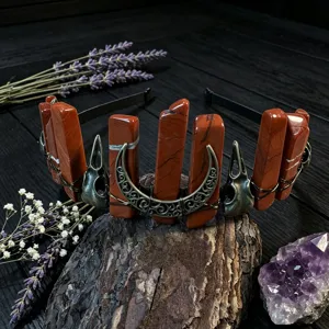 Nahaufnahme Detail des gotischen roten Jaspis Kristall Kronen Haarreifs mit Mond und Rabenschädel.