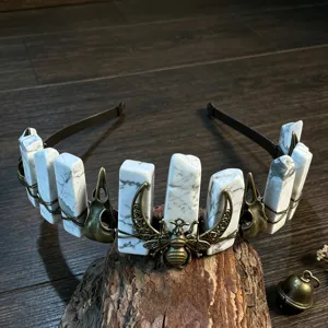 Detailansicht des gotischen Kristallkronen-Haarreifs mit Rabenschädel und Biene, Vintage-Haarschmuck.