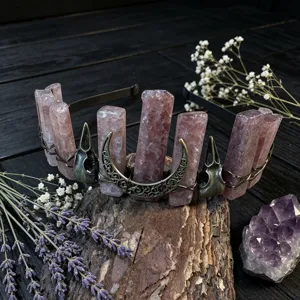 Kristall Quarz Tiara Haarreif mit Mond und Totenkopf Charms, ideal fuer gotisches Party-Styling.