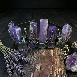 Gotischer Kristallkronen-Haarreif mit natuerlichen Amethystsaeulen und Totenkopf-Dekor.