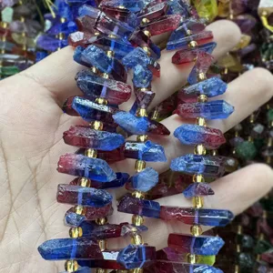 Vista dettagliata di perle di cristallo lunghe e irregolari in fluorite per gioielli fai da te.