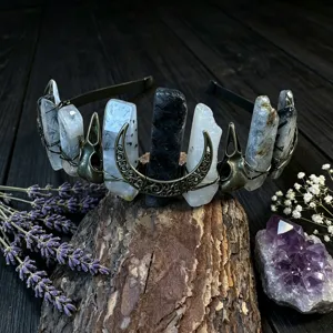 Detailansicht des gotischen Naturkristall Kronen Haarreifs mit Mond und Rabenschedel Charms.
