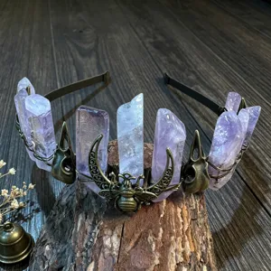 Nahaufnahme des Vintage Kristall Kronen Haarreifs mit Rabenschädel, Biene und Mond Anhängern.