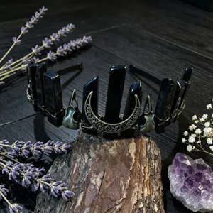 Gotisches schwarzes Kristall Kronen Haarband mit Mond und Raben Schädel, Festival Haarschmuck.