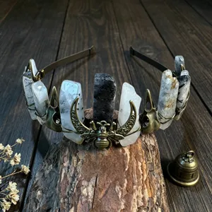 Gotischer Kristall Krone Haarreif mit Rohsteinen, Rabenschädel und Bienen Accessoires.