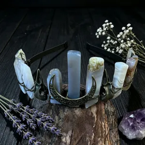 Detailansicht des vintage Kristall Kronen Haarreifs mit Rohsteinen, Mond und Totenkopf Accessoires.