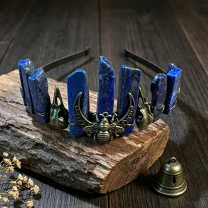 Gotischer natürlicher Kristall Lapis Lazuli Tiara Haarreif mit Rabenschädel und Biene Details Damen