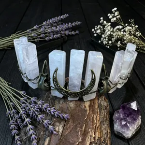 Gotische Kristall Diadem Nahaufnahme mit rohen Quarz Sicheln und Rabenschädel Accessoires.