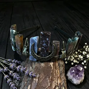 Detailansicht des natürlichen Kristall-Kronen-Haarreifs mit gotischem Mond und Rabenschädel.