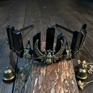 Gothic schwarzer Kristall Krone Haarreif Detail, mit Bronzebiene und Rabenschädel Charms.
